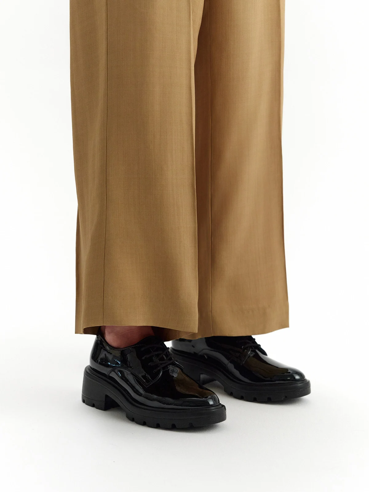 Lakierowane półbuty damskie na masywnym spodzie