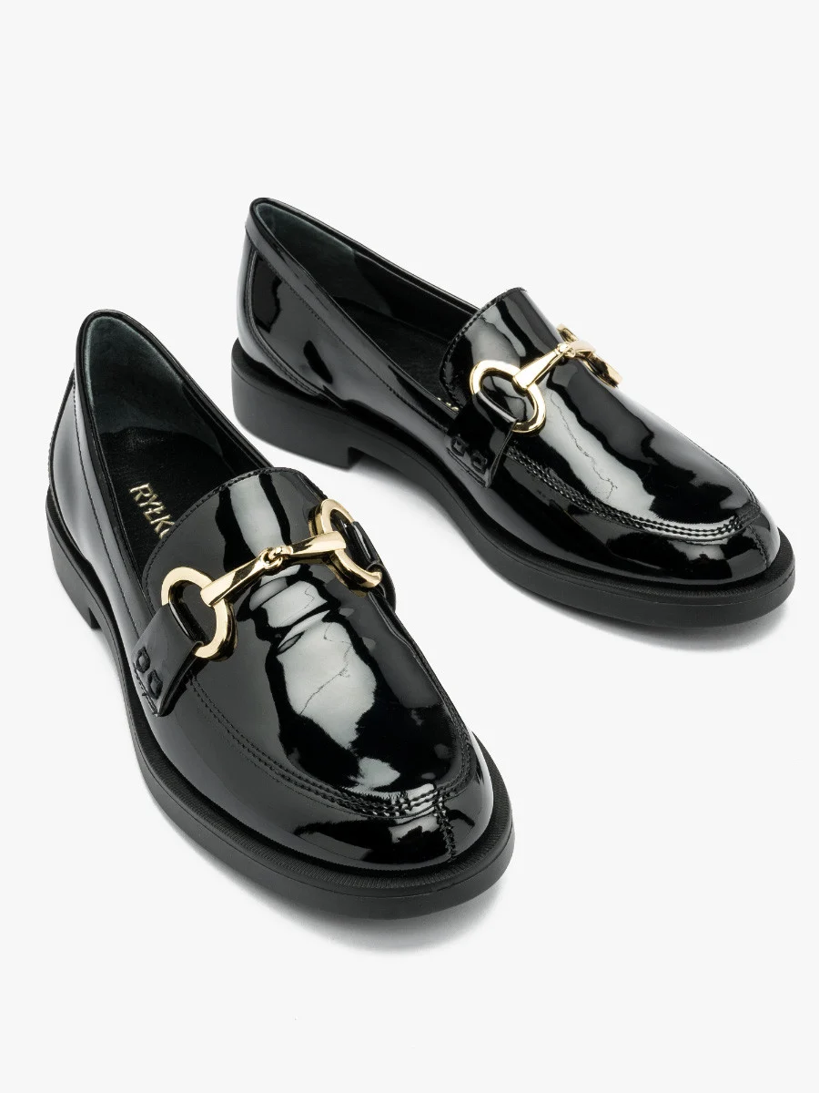 Czarne mokasyny ze złotą ozdobą