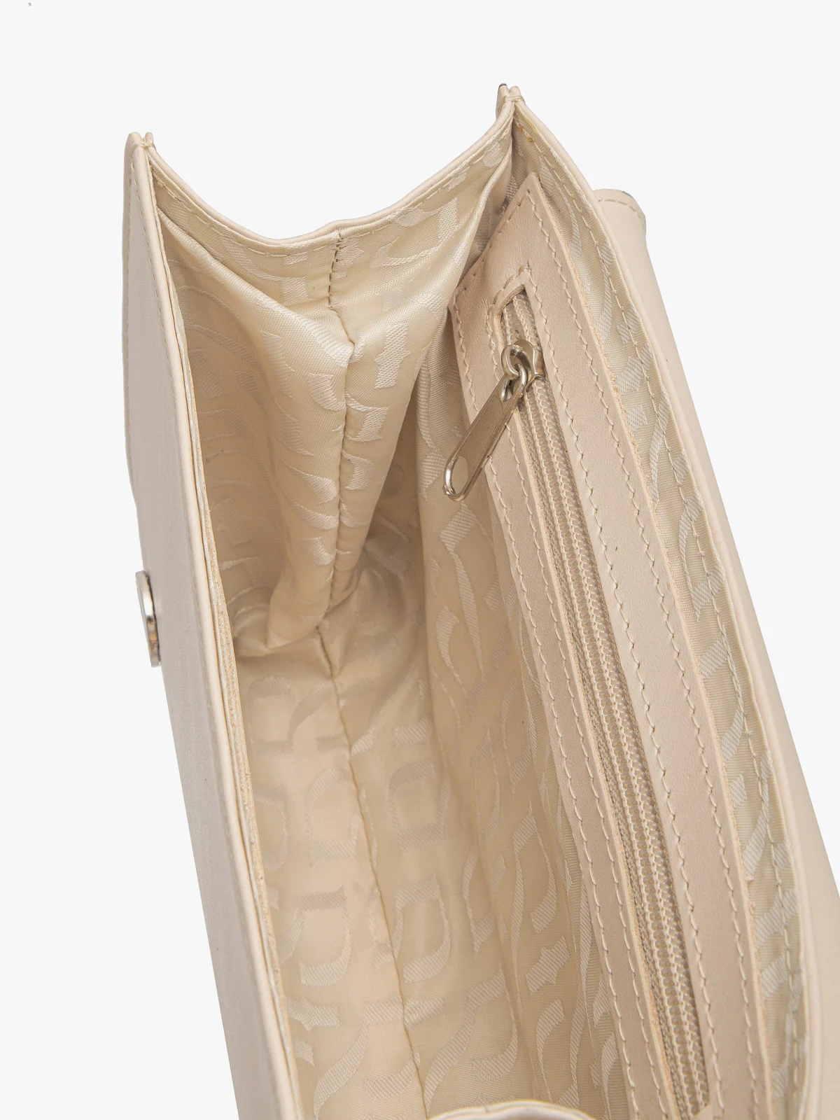 Beżowa torebka typu kopertówka na srebrnym łańcuszku