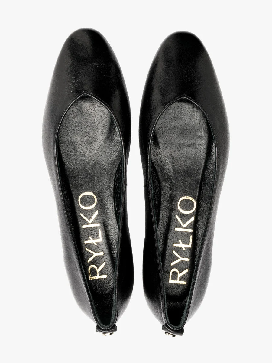 Czarne baleriny z ozdobną cholewką
