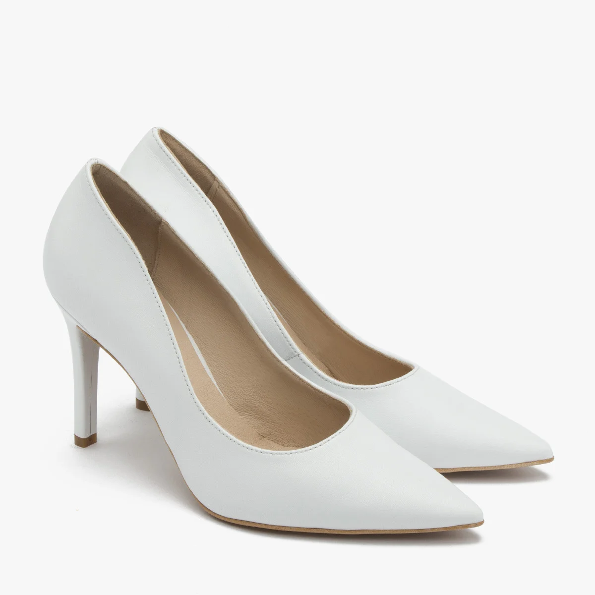 Białe czółenka na wysokim obcasie