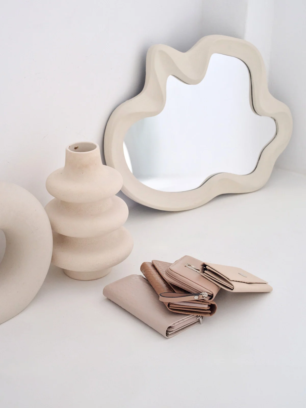 Wytłaczany beżowy portfel damski