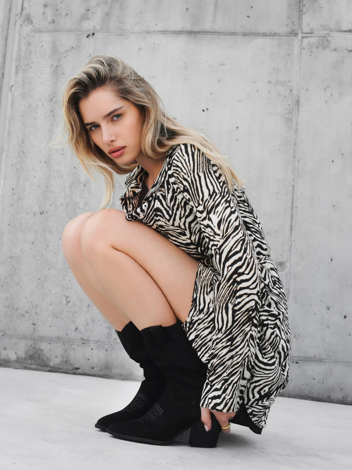 Czarne kozaki typu kowbojki z cholewką do połowy łydki