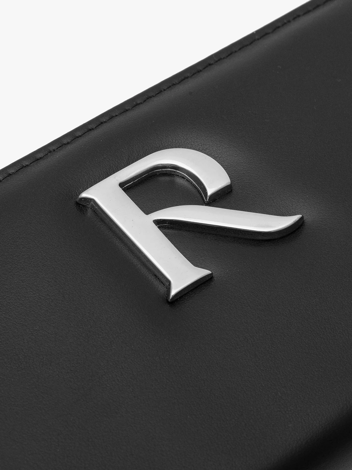 Czarny portfel damski ze srebrnymi detalami