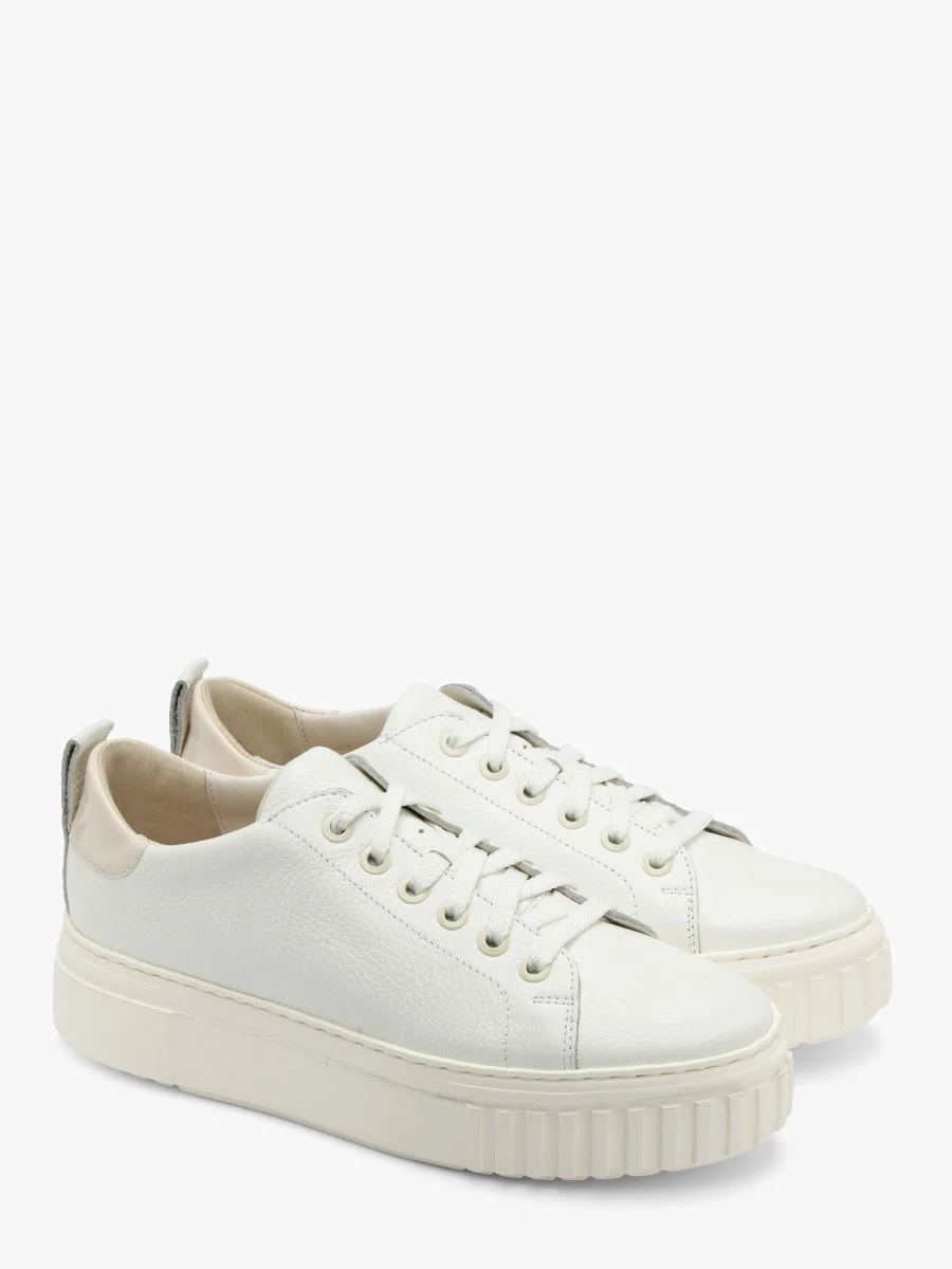 Białe półbuty sportowe na lekkiej podeszwie