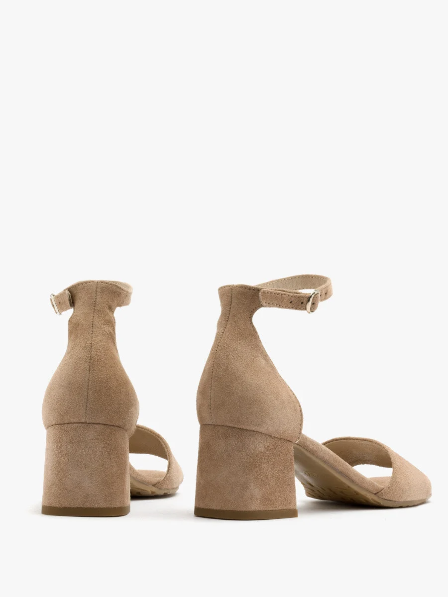 Beżowe sandały na niskim obcasie