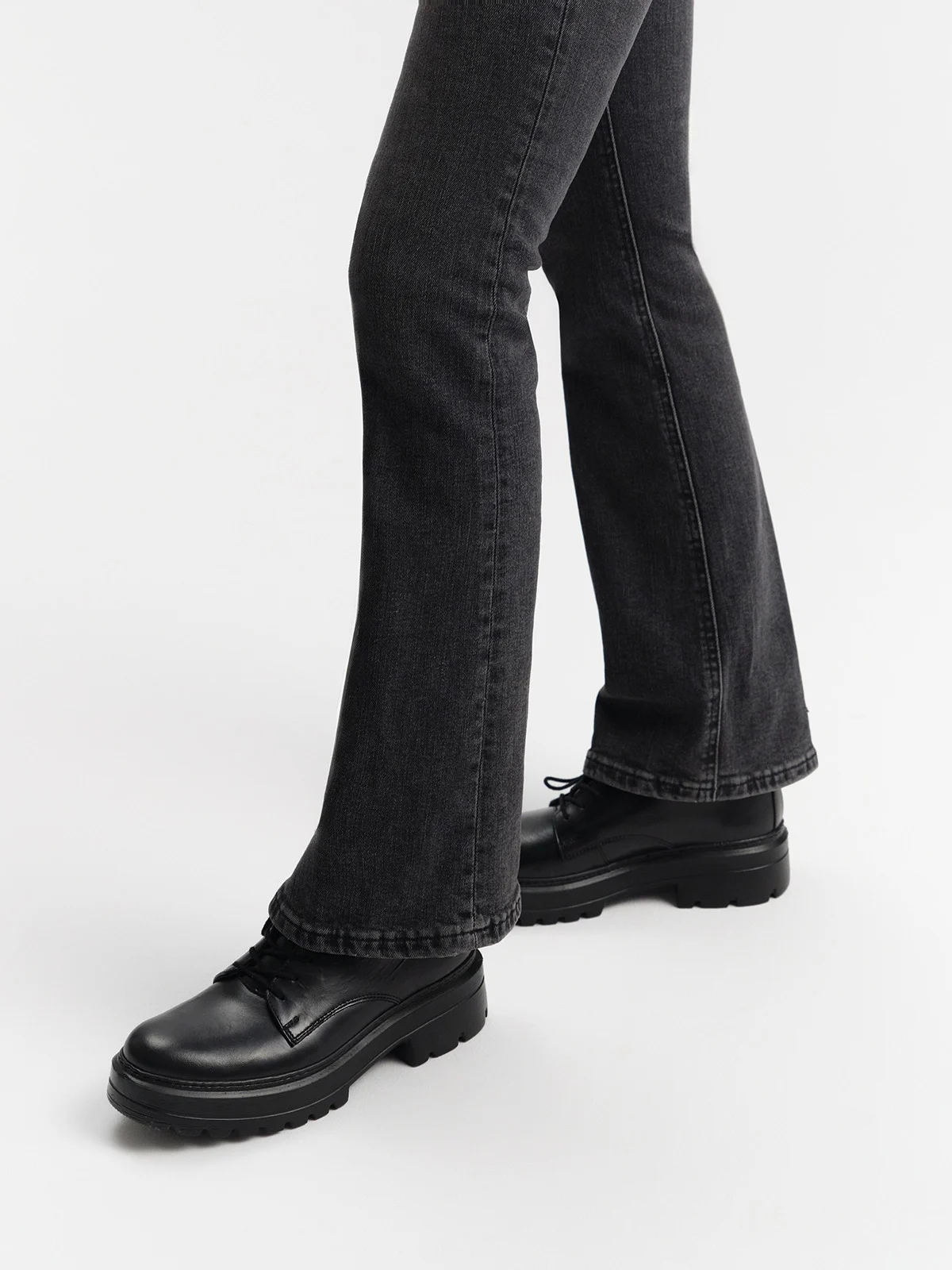 Czarne półbuty na lekkiej podeszwie