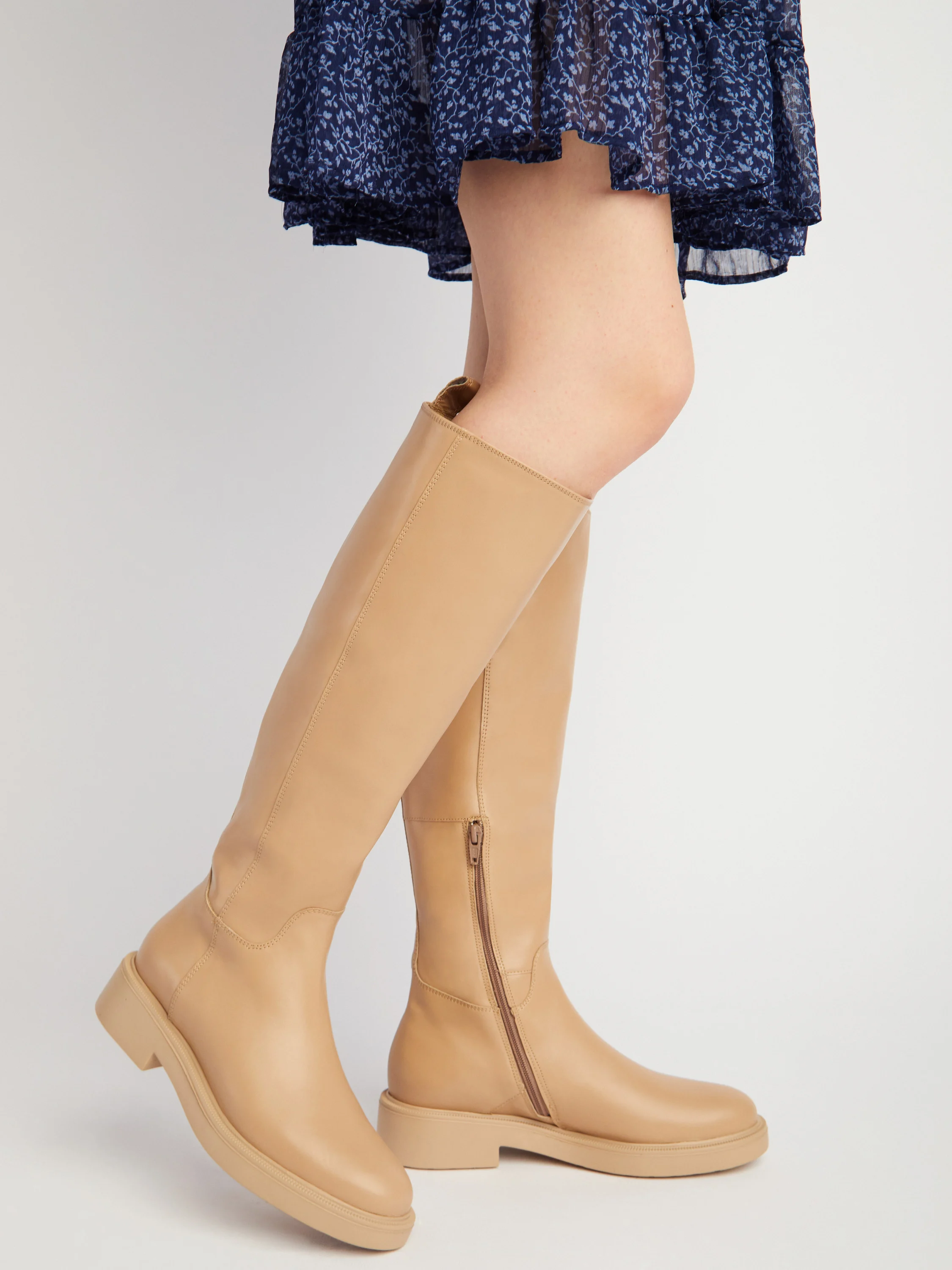 Beżowe kozaki z szeroką cholewką