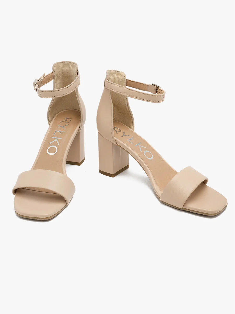 Beżowe sandały na słupku