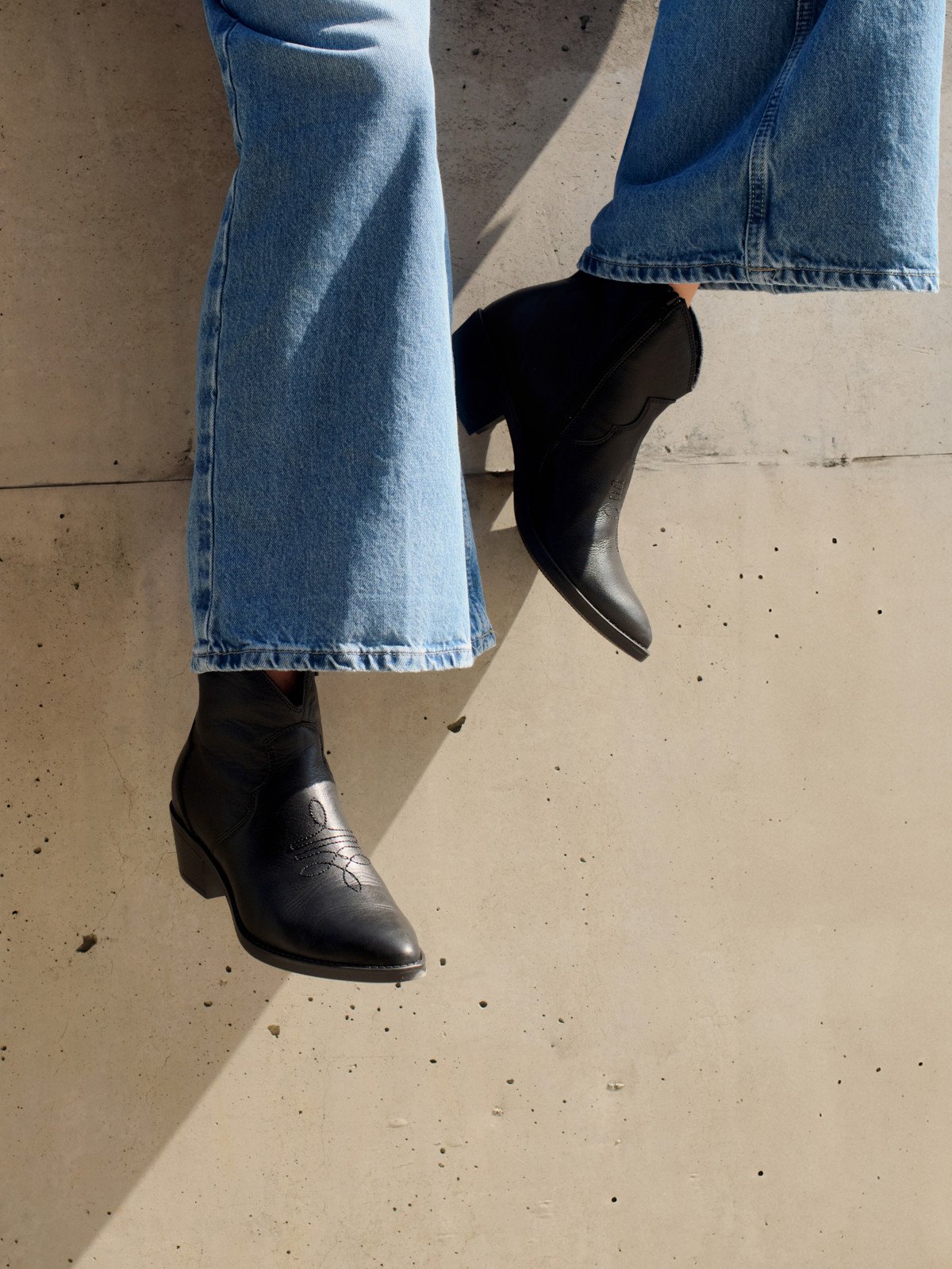 Czarne botki typu kowbojki z dekoracyjnym haftem