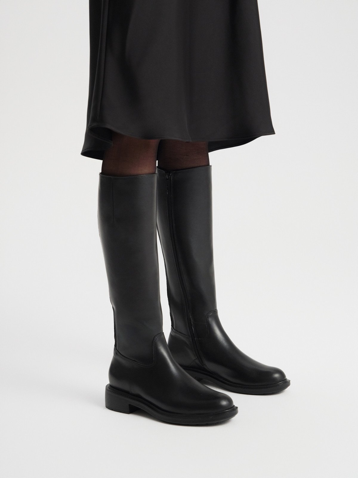 Klasyczne czarne kozaki z szeroką cholewką