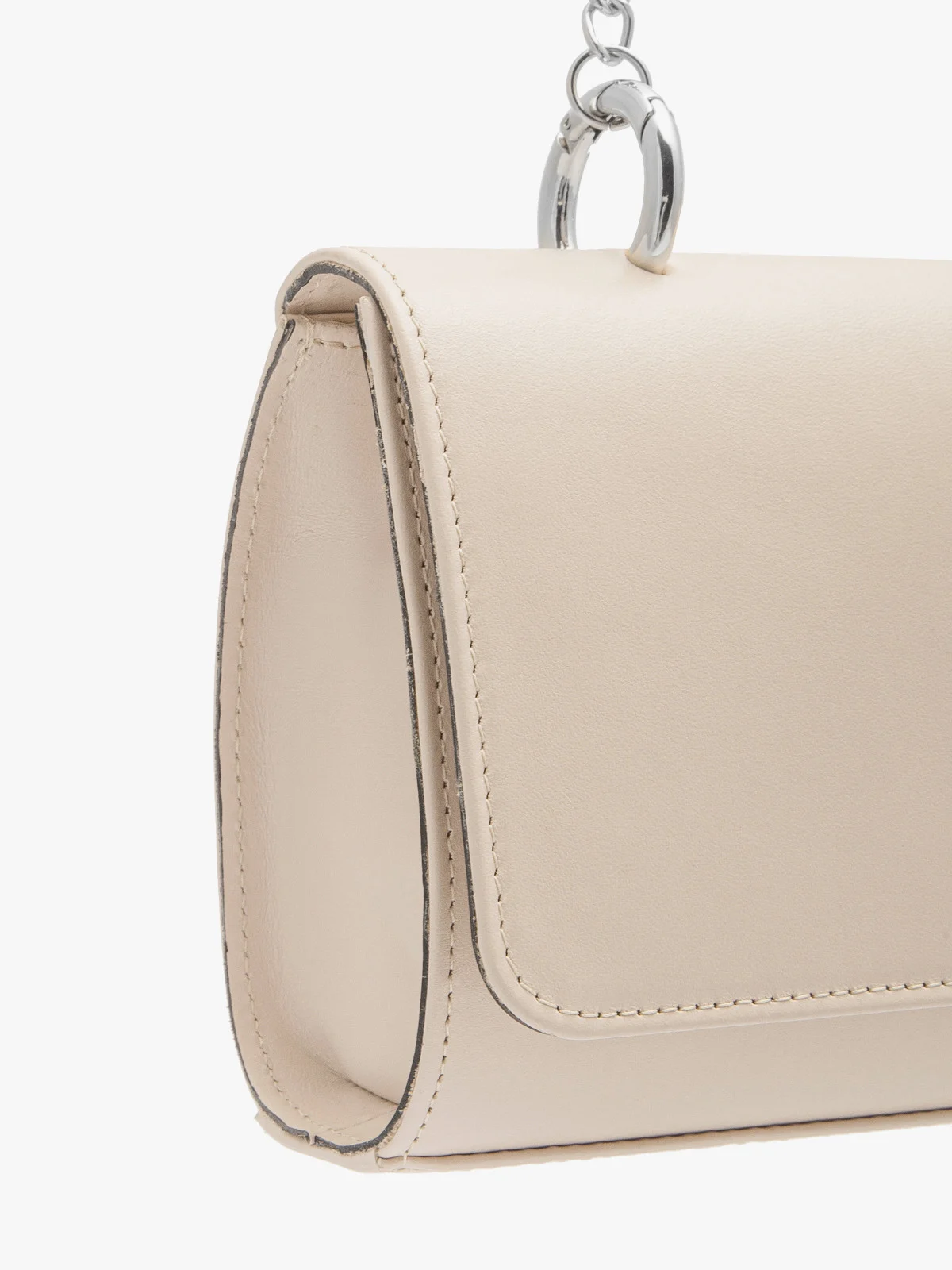 Beżowa torebka typu kopertówka na srebrnym łańcuszku