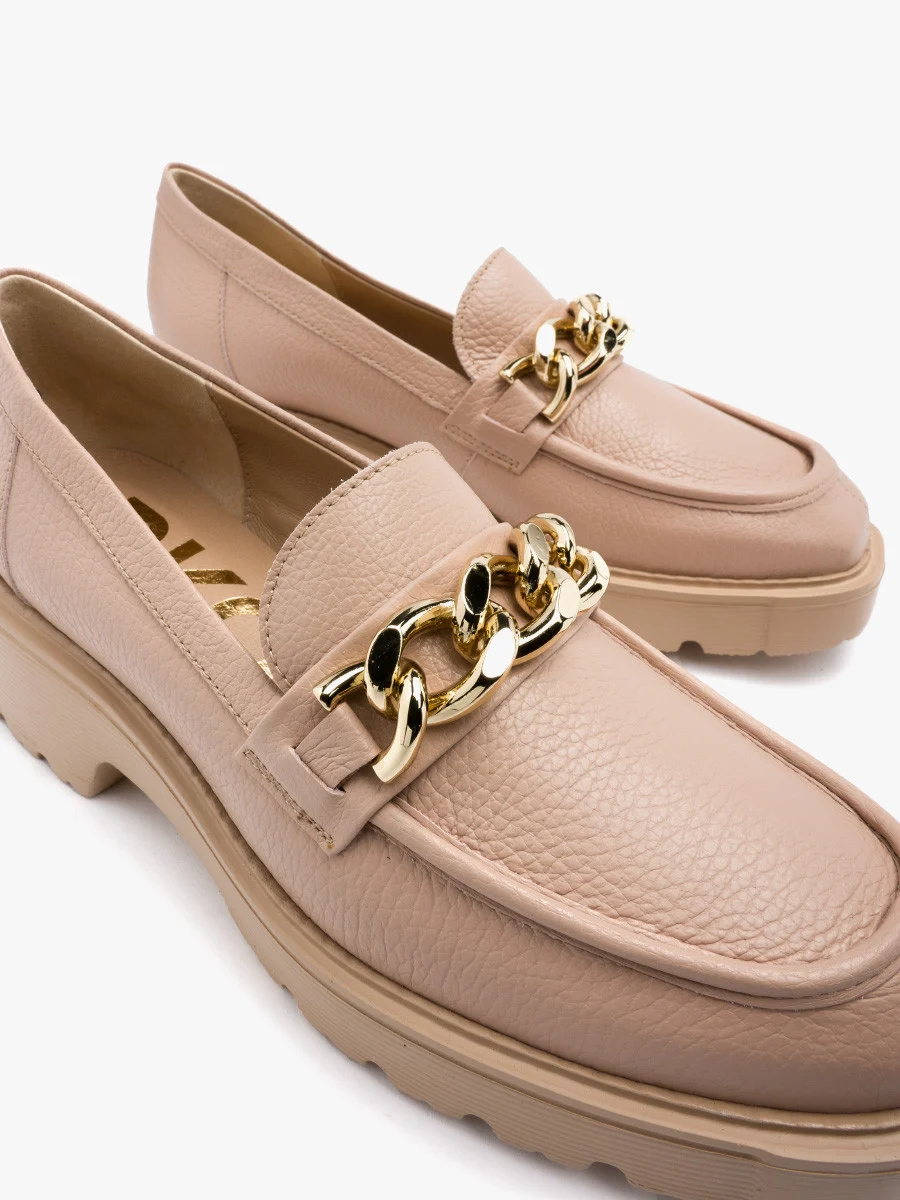 Różowe mokasyny ze złotym łańcuchem ozdobnym