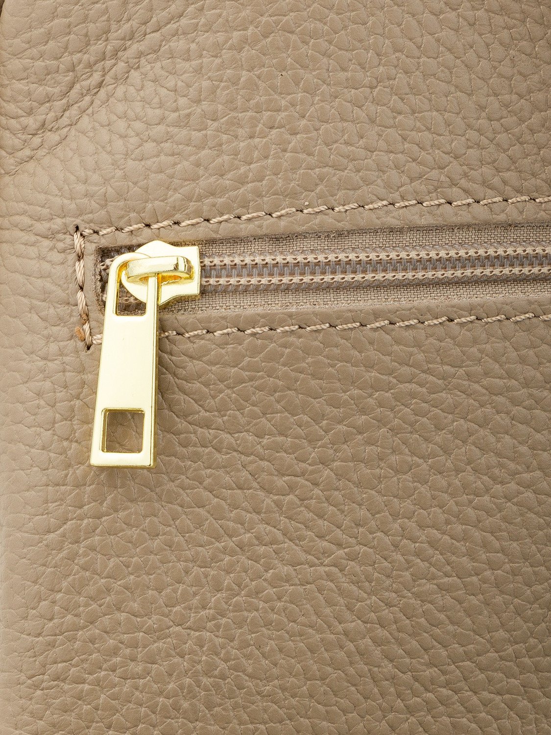 Ciemnobeżowy plecak ze złotymi elementami