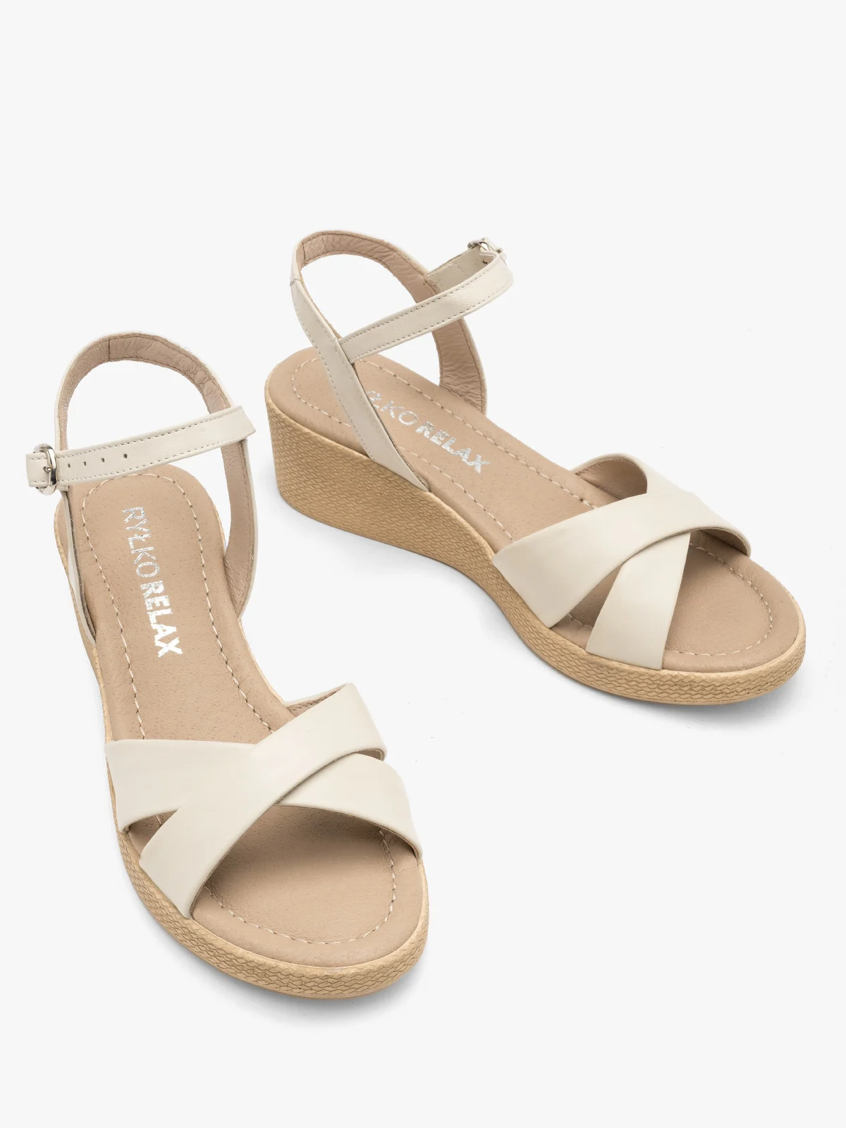 Kremowe sandały na niskiej platformie