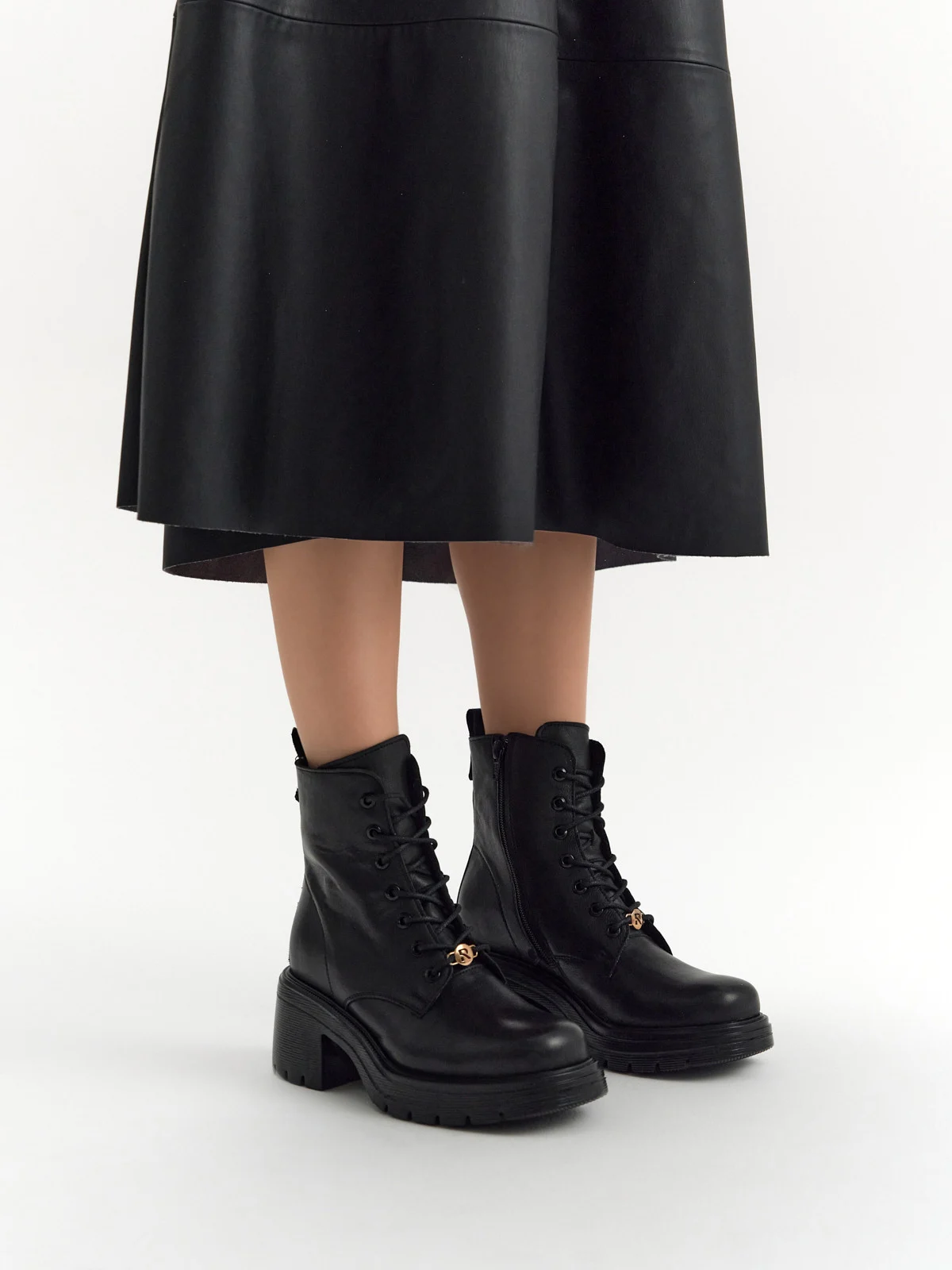 Czarne, sznurowane trzewiki na masywnym spodzie