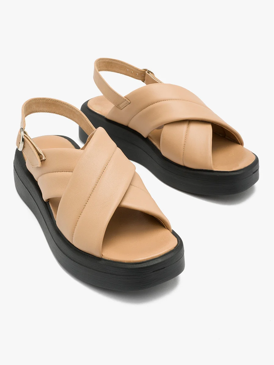 Beżowe sandały na lekkim spodzie