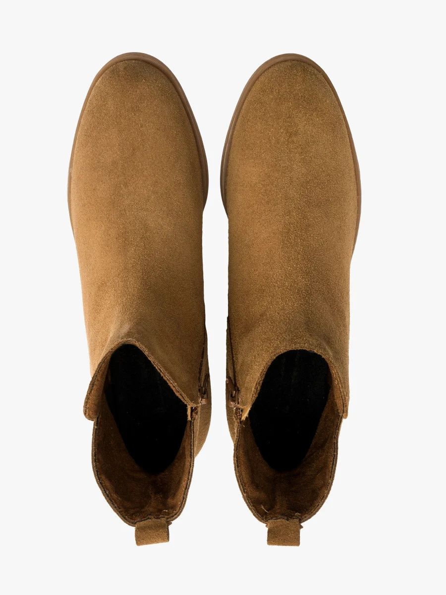 Rude botki z ozdobną cholewką