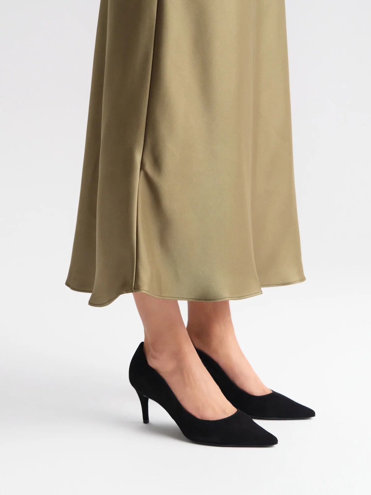 Czarne, welurowe czółenka z ozdobną cholewką