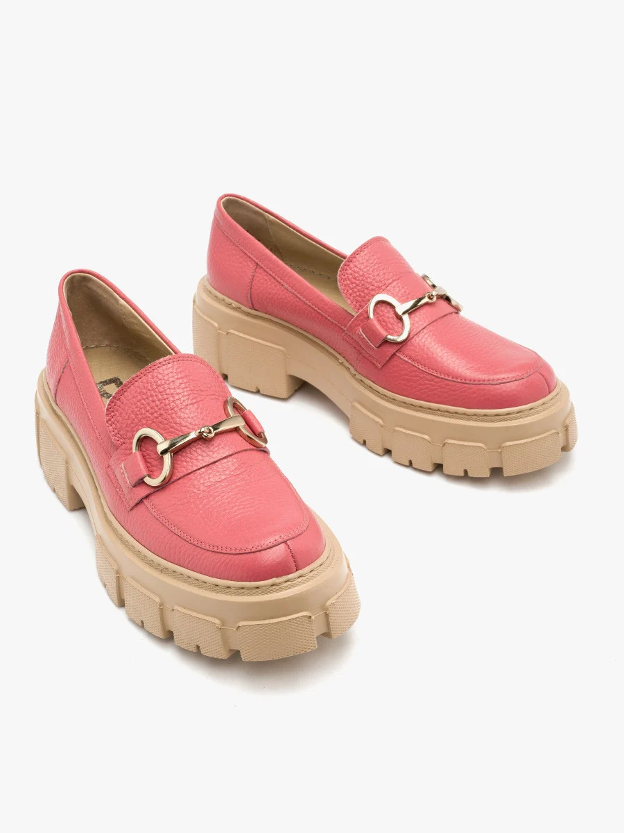 Różowe mokasyny ze złotą ozdobą