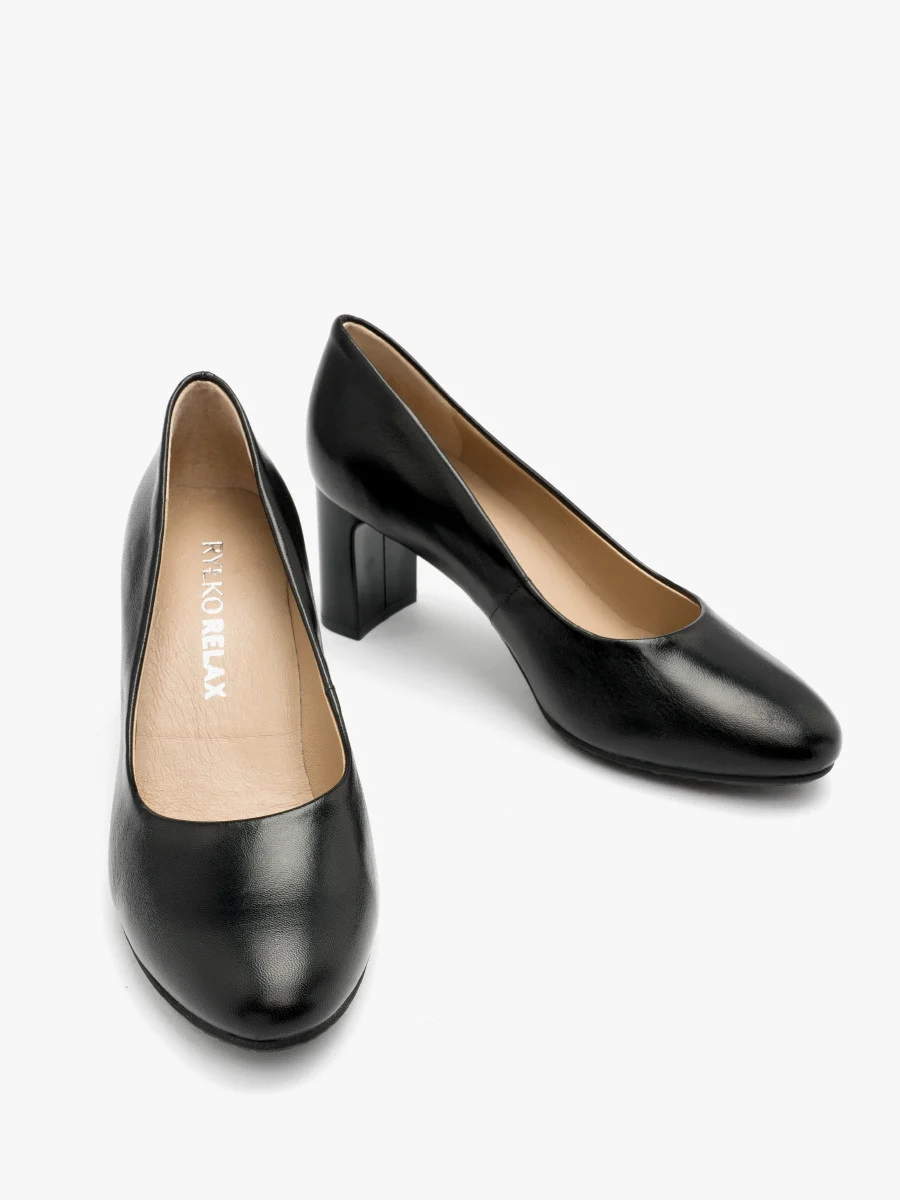 Czarne czółenka na słupku