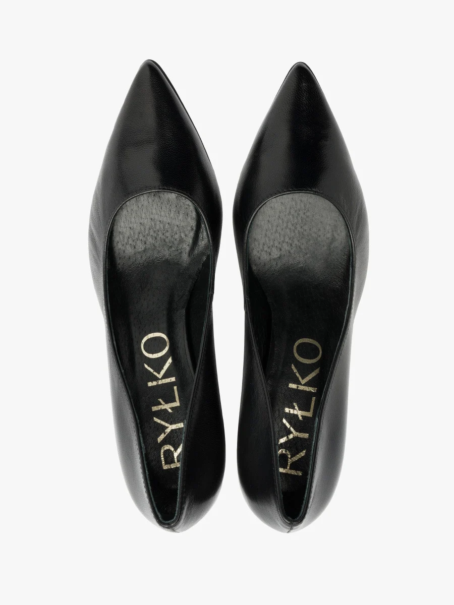 Czarne czółenka na słupku