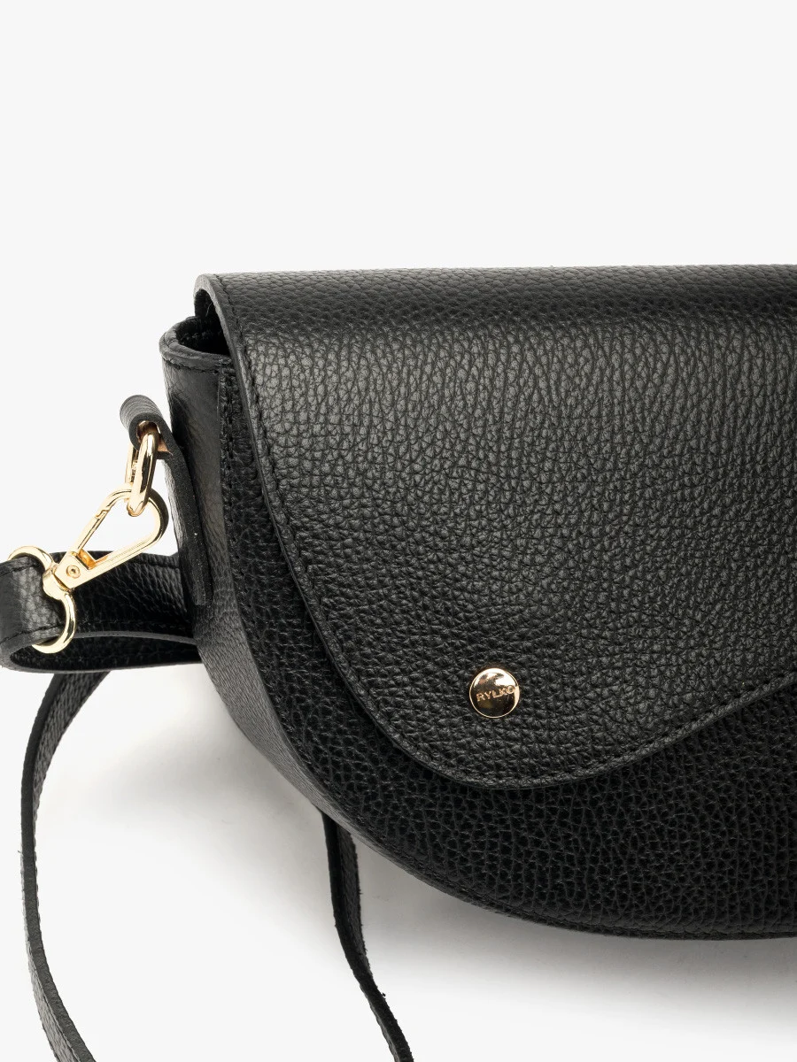 Czarna torebka z ozdobnym zapięciem