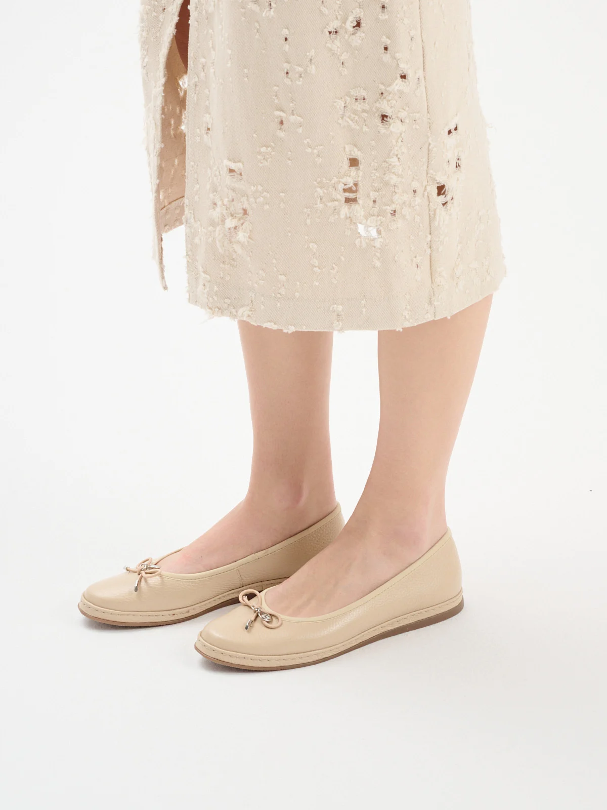 Beżowe baleriny z ozdobną kokardką