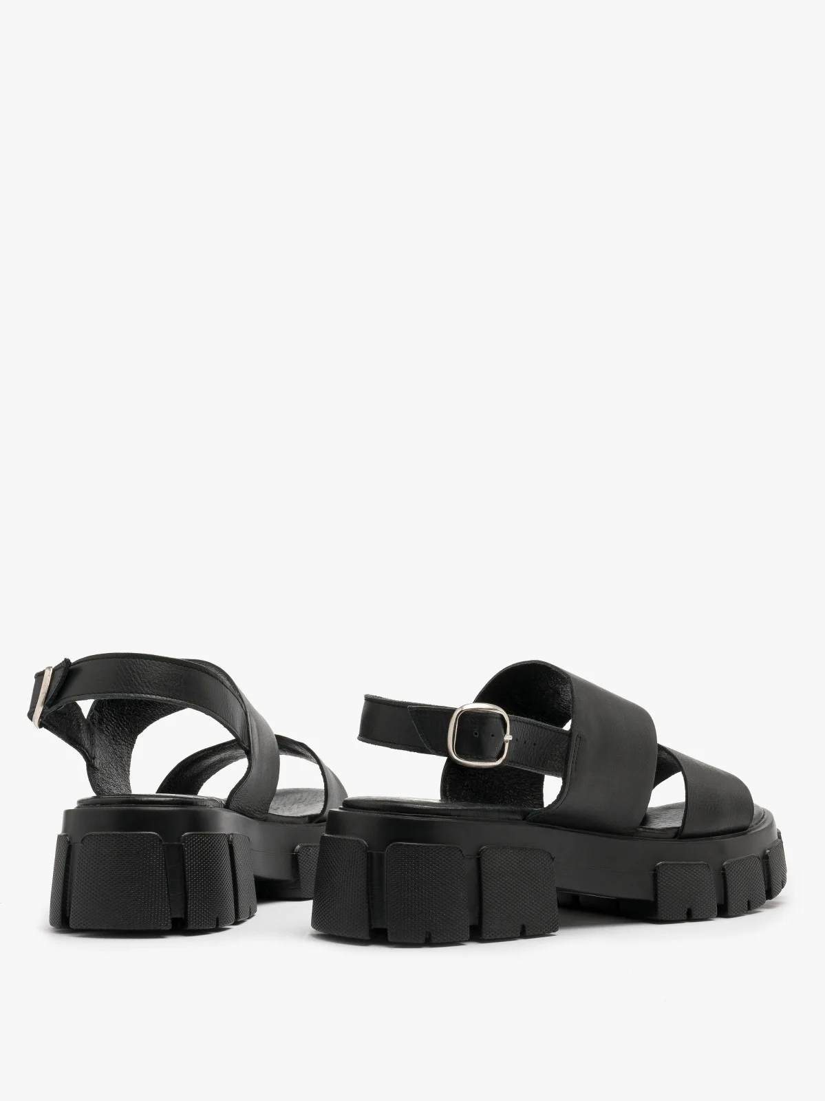 Czarne sandały na masywnym spodzie