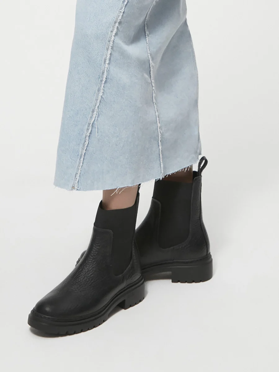 Czarne sztyblety z elastyczną gumą