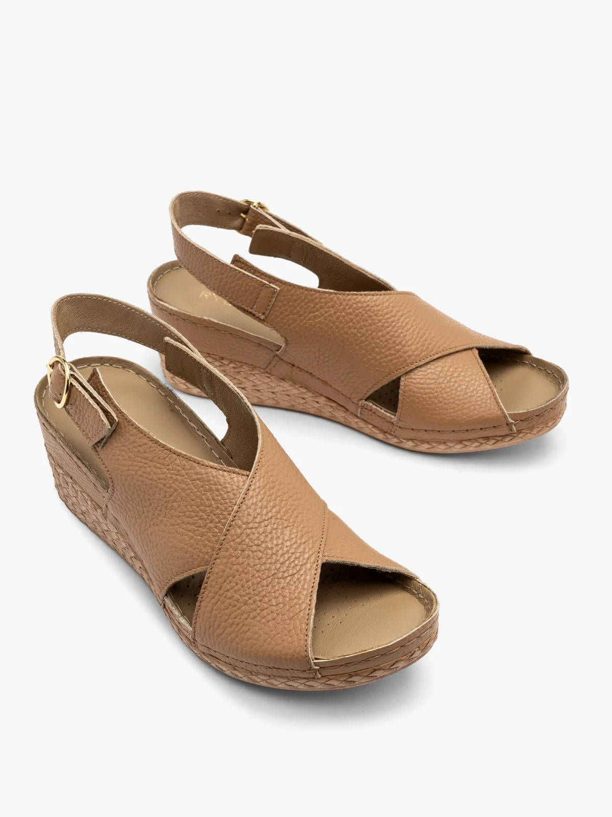 Ciemnobeżowe sandały na platformie