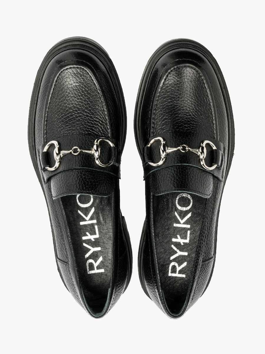 Czarne mokasyny ze srebrną ozdobą