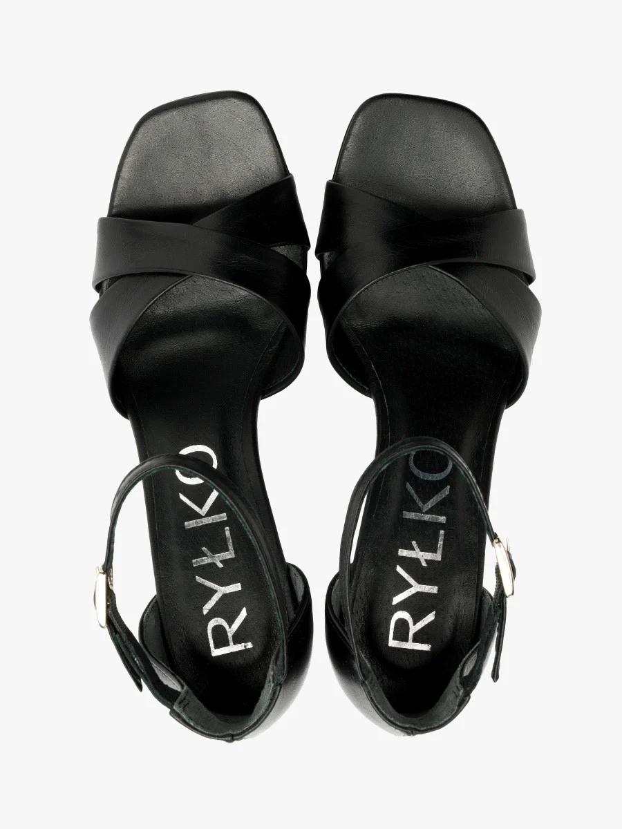 Czarne sandały na oblekanym obcasie