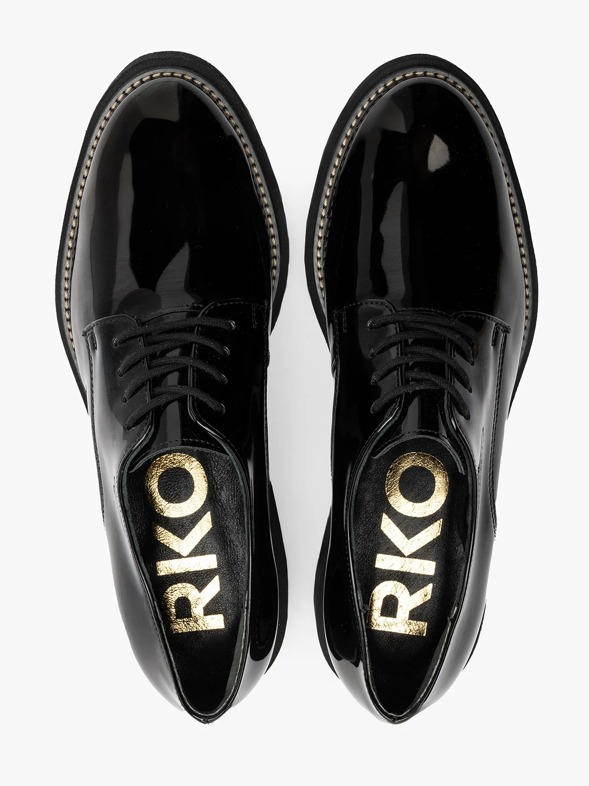 Czarne lakierowane półbuty na lekkim spodzie