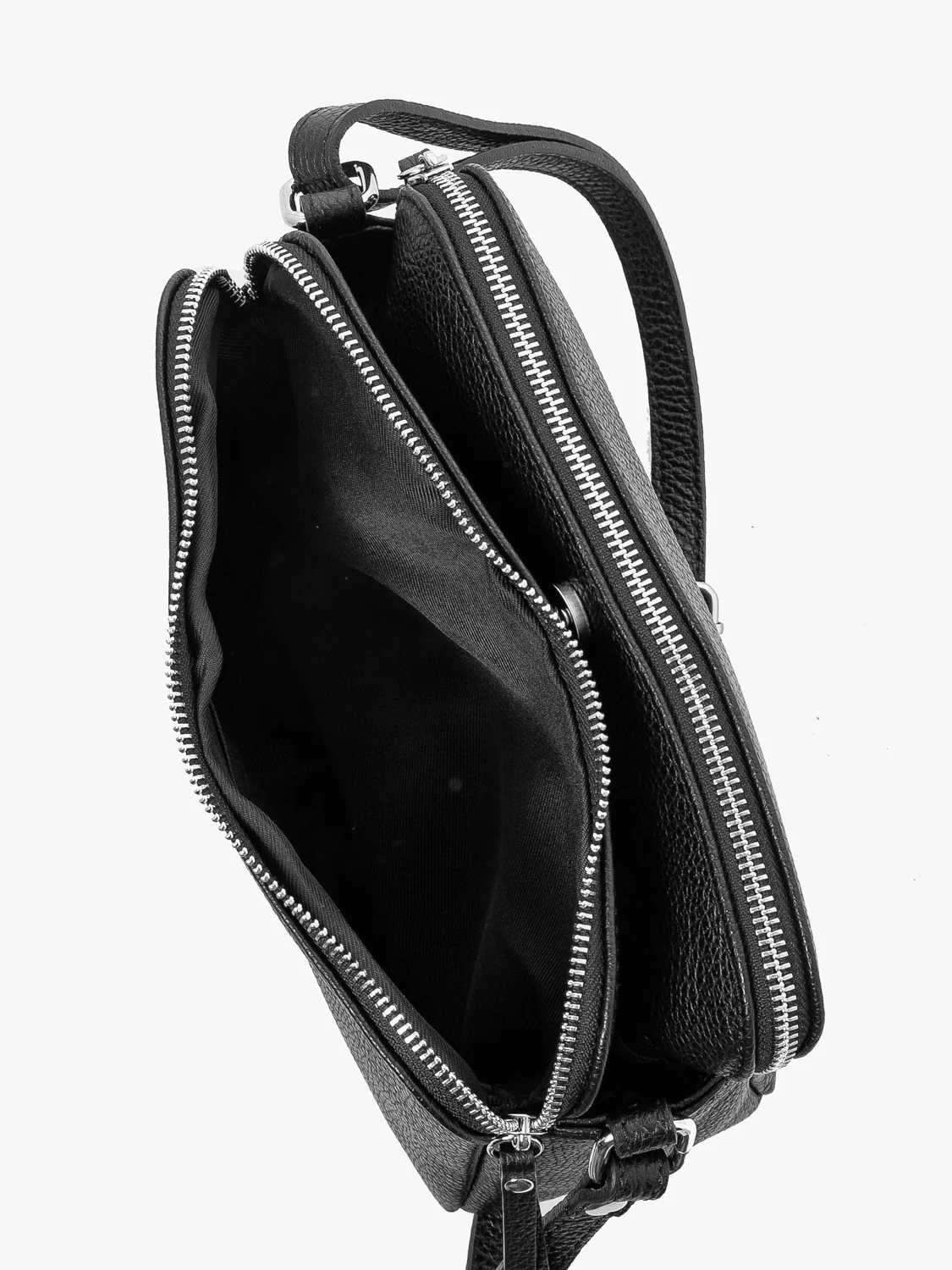 Czarna torebka z regulowanym paskiem