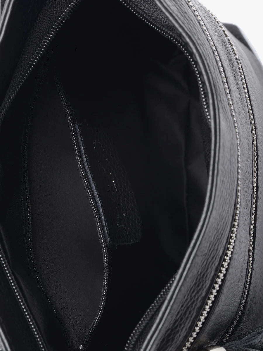 Czarna torebka z frędzlami