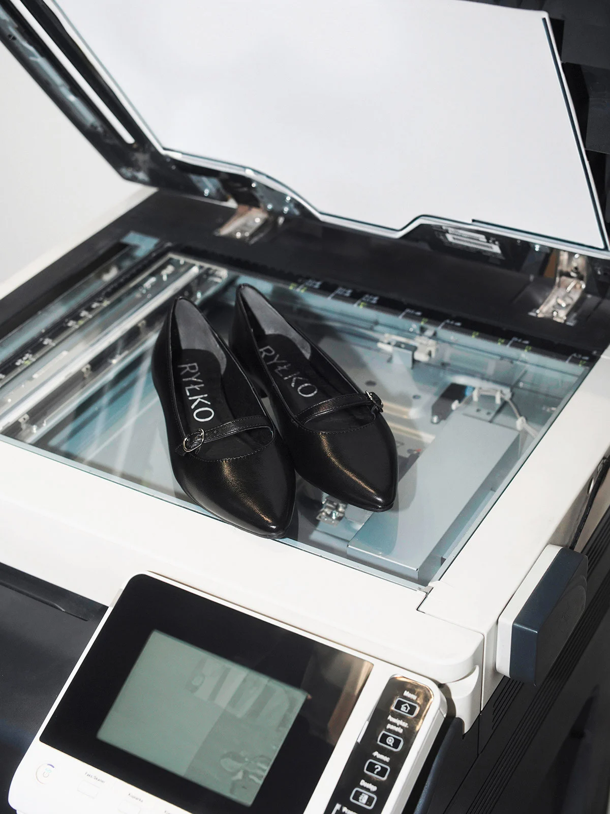 Czarne baleriny z noskiem w szpic oraz paskiem