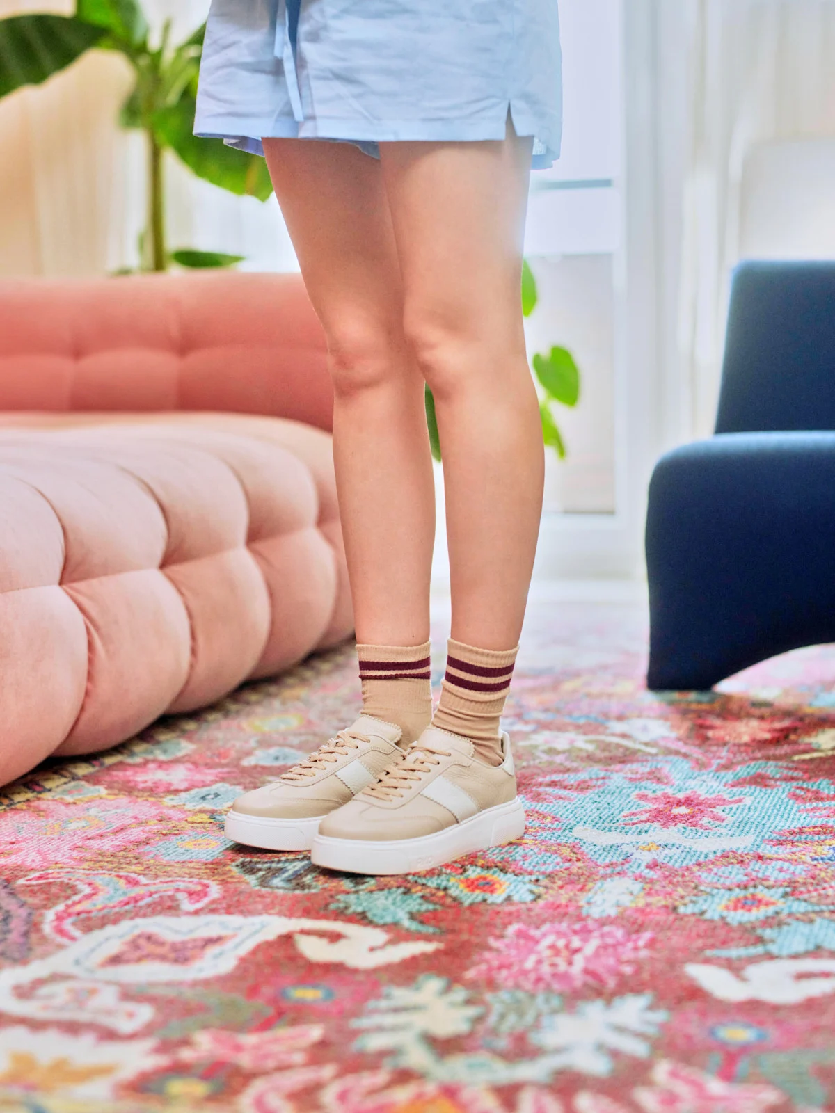 Sportowe półbuty damskie w beżowym kolorze z białymi wstawkami