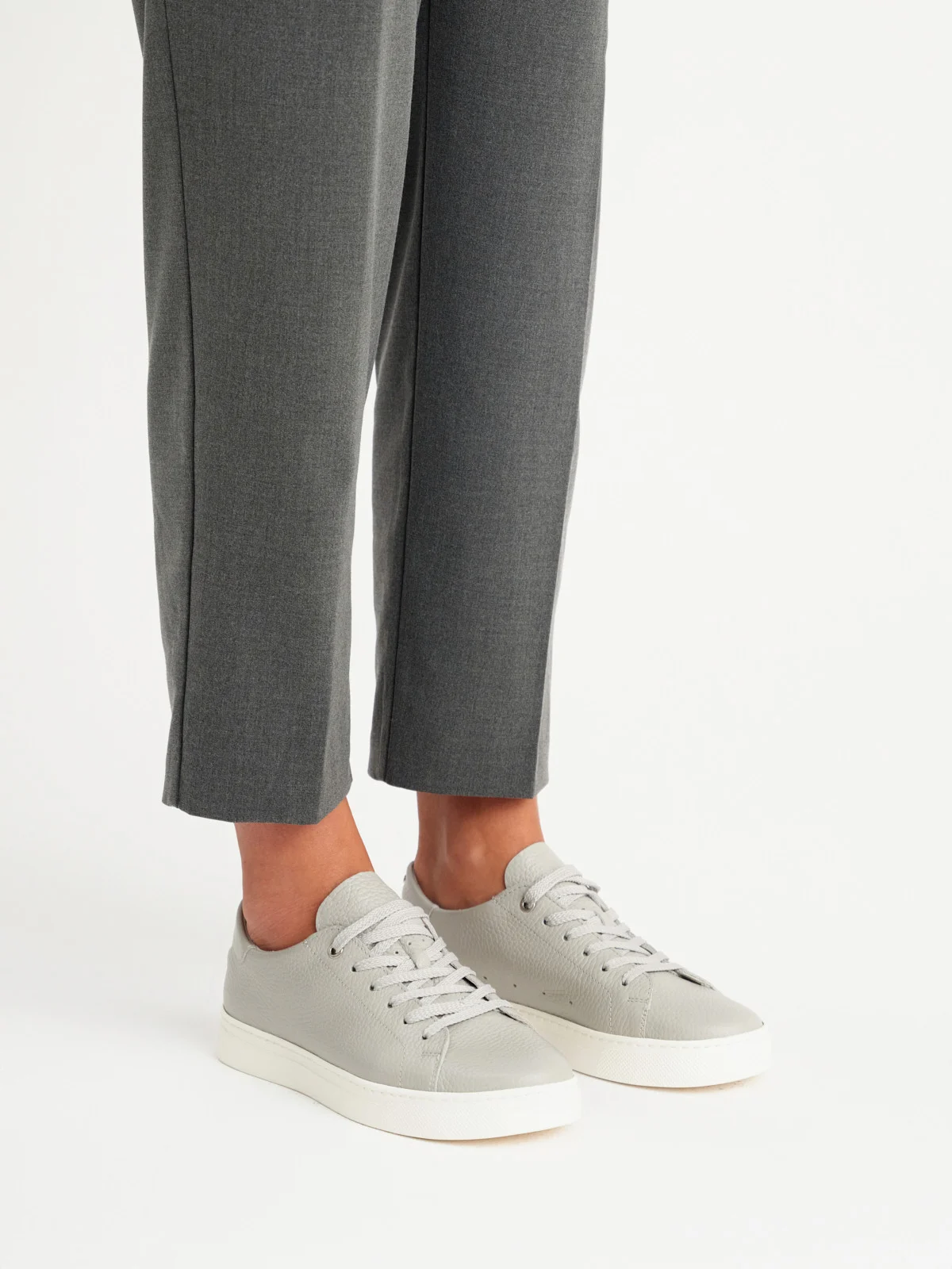 Szare sportowe półbuty na lekkim białym spodzie