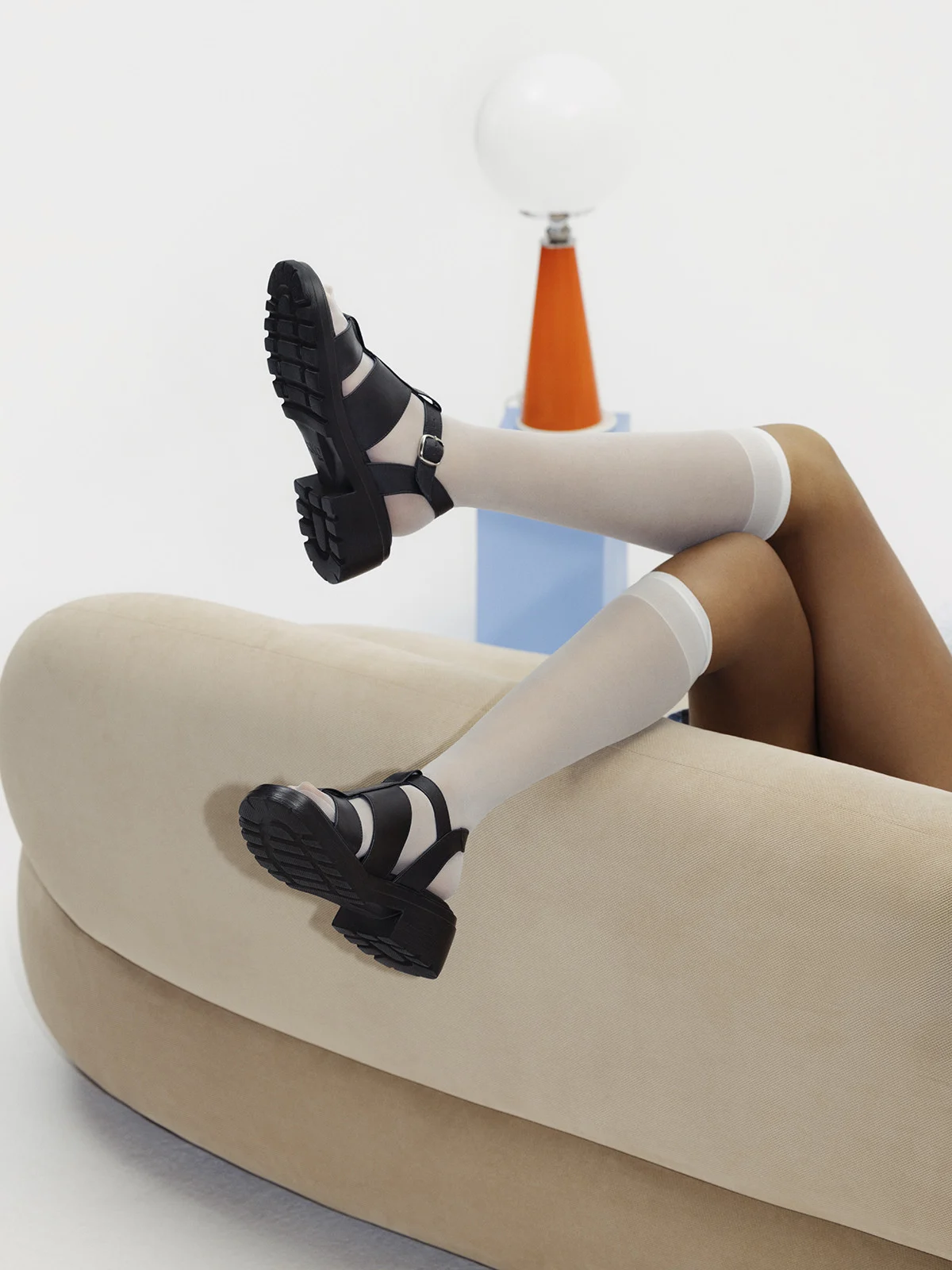 Czarne sandały na masywnej podeszwie