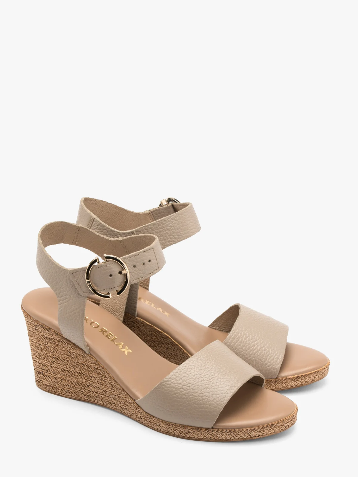 Beżowe sandały na koturnie