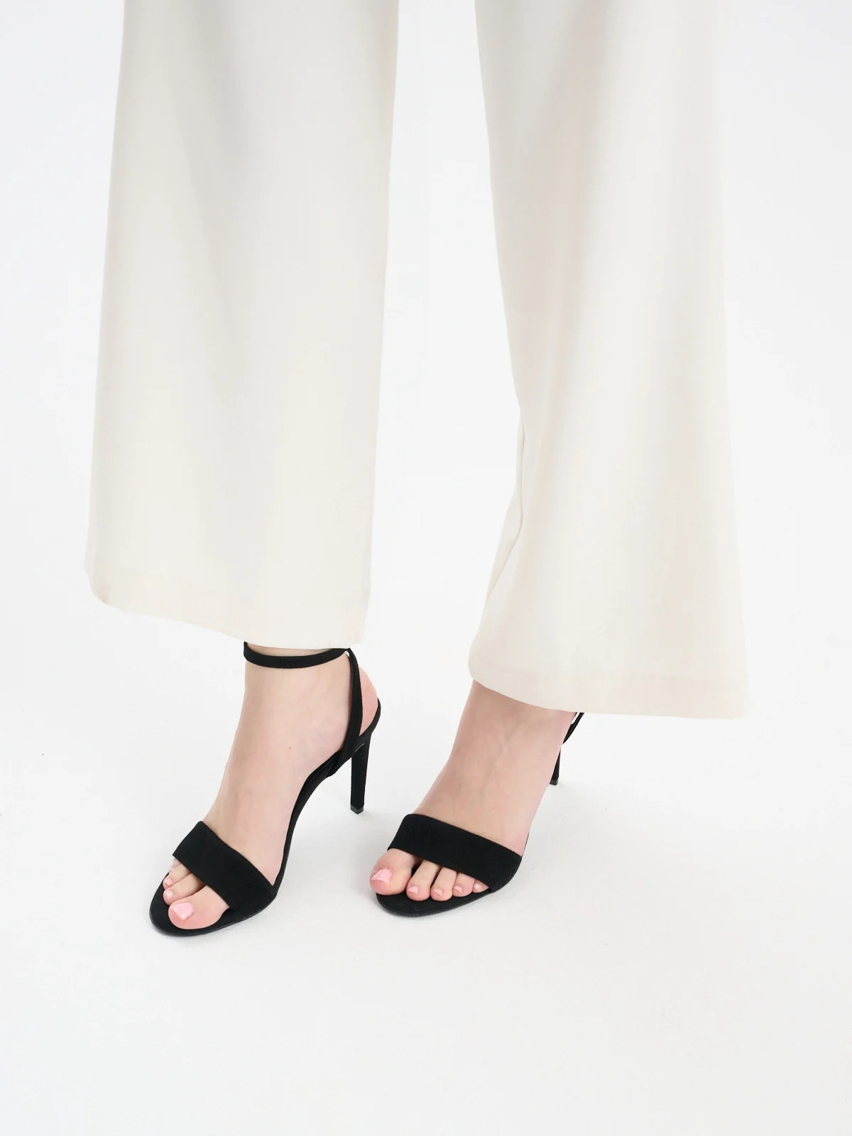 Czarne sandały na wysokiej szpilce