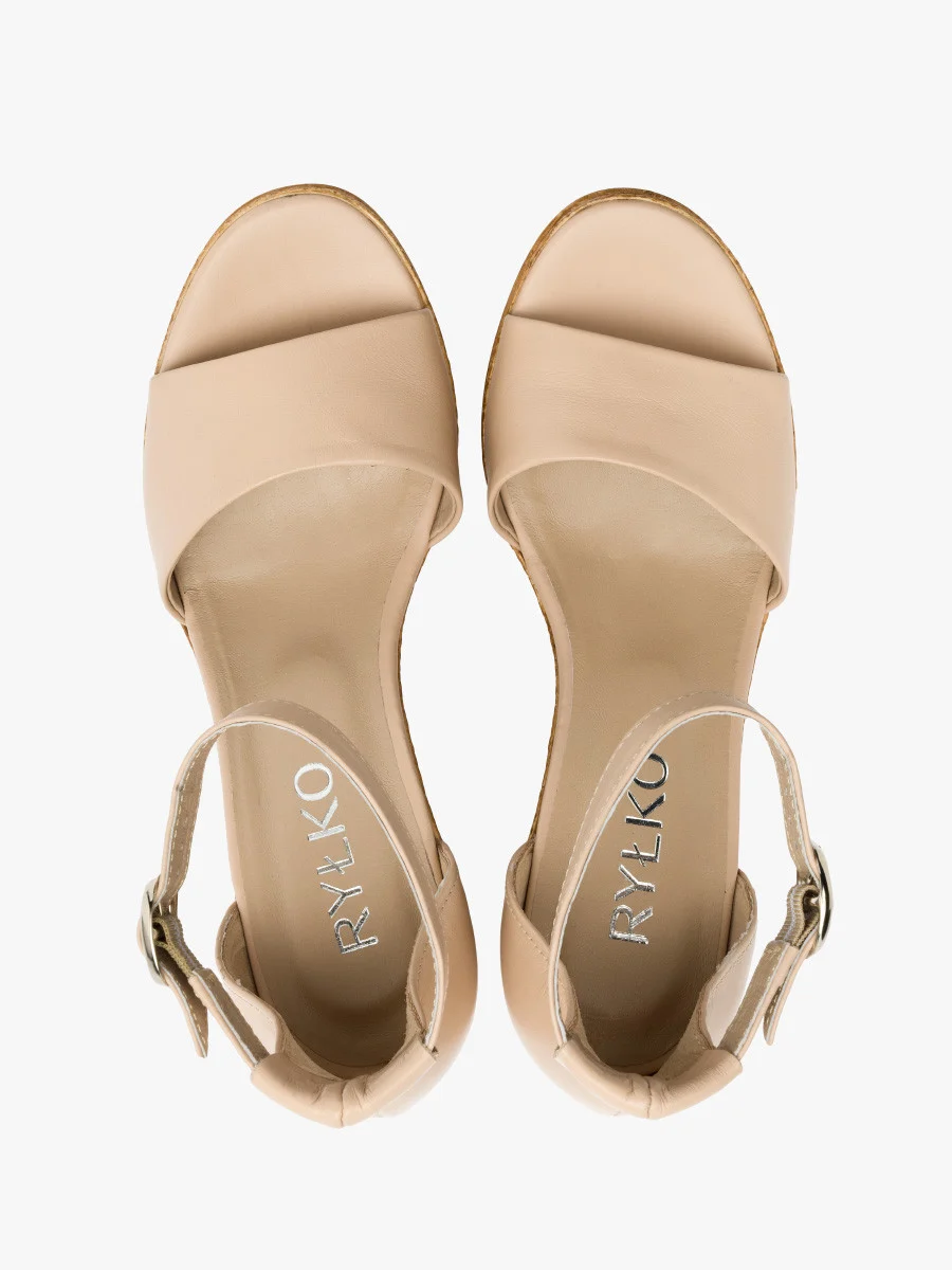 Dwuczęściowe beżowe sandały na koturnie