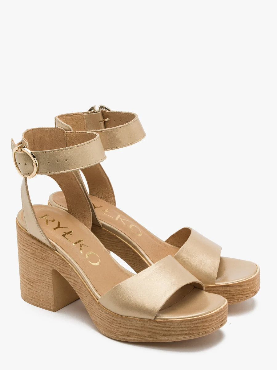 Złote sandały na balu