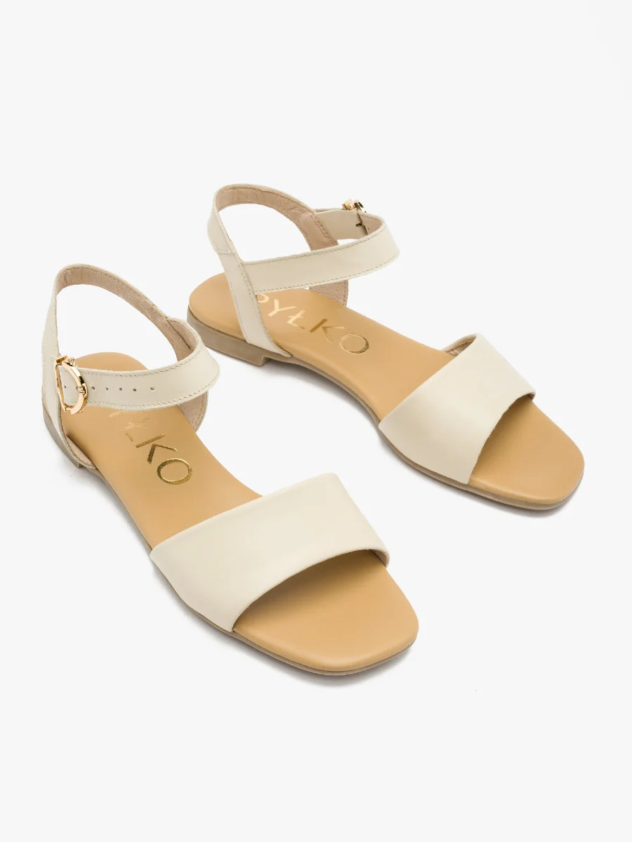 Kremowe sandały ze złotą sprzączką