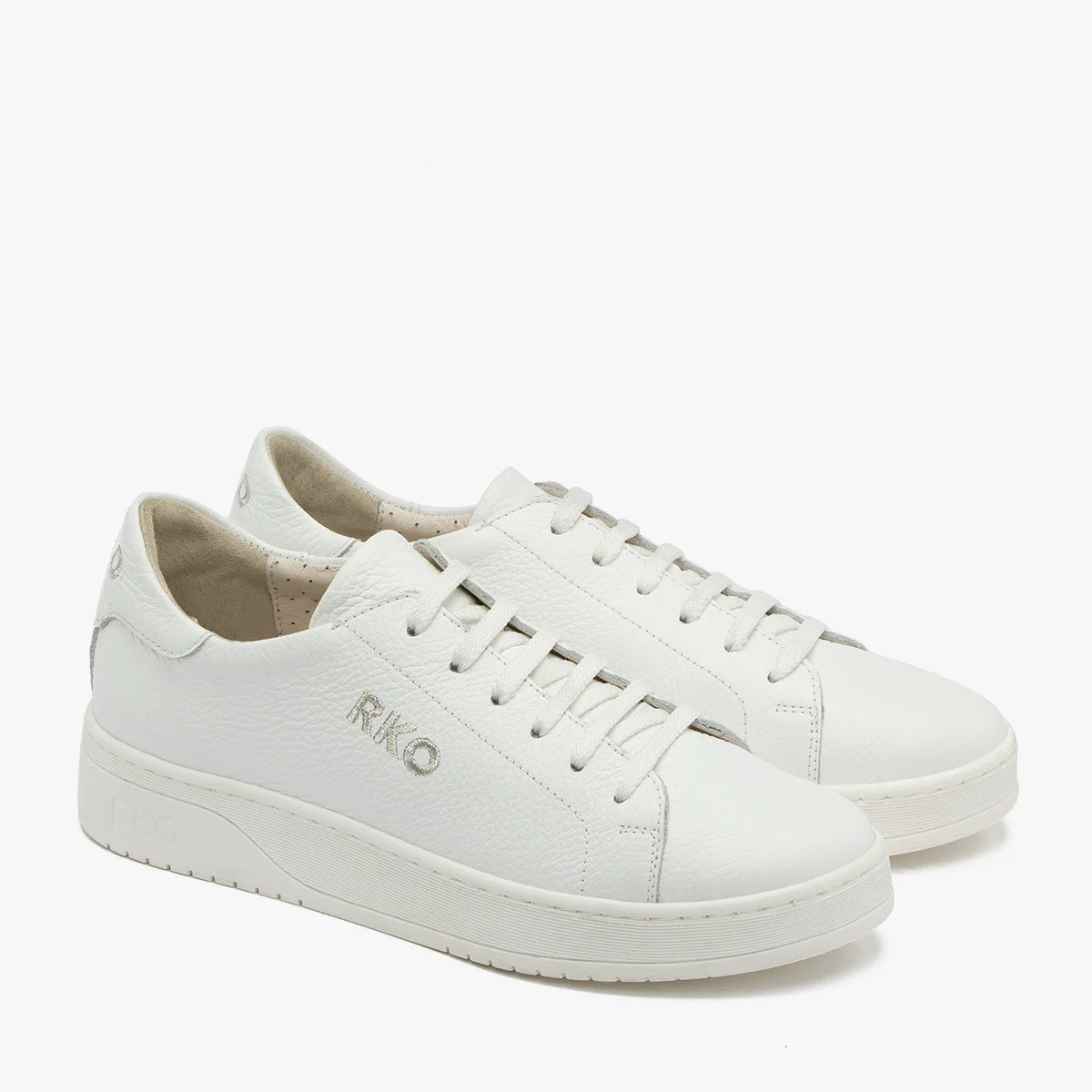 Białe sportowe półbuty ze srebrnym logo