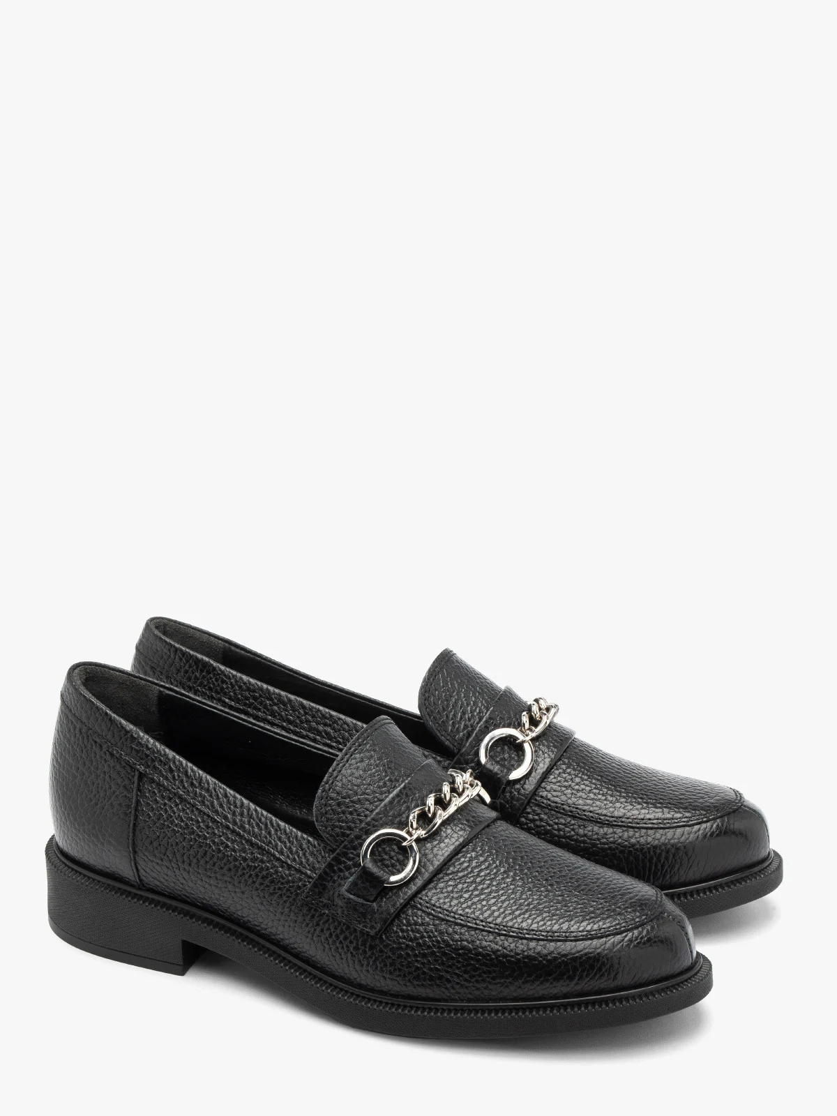Czarne mokasyny damskie ze srebrnym łańcuszkiem