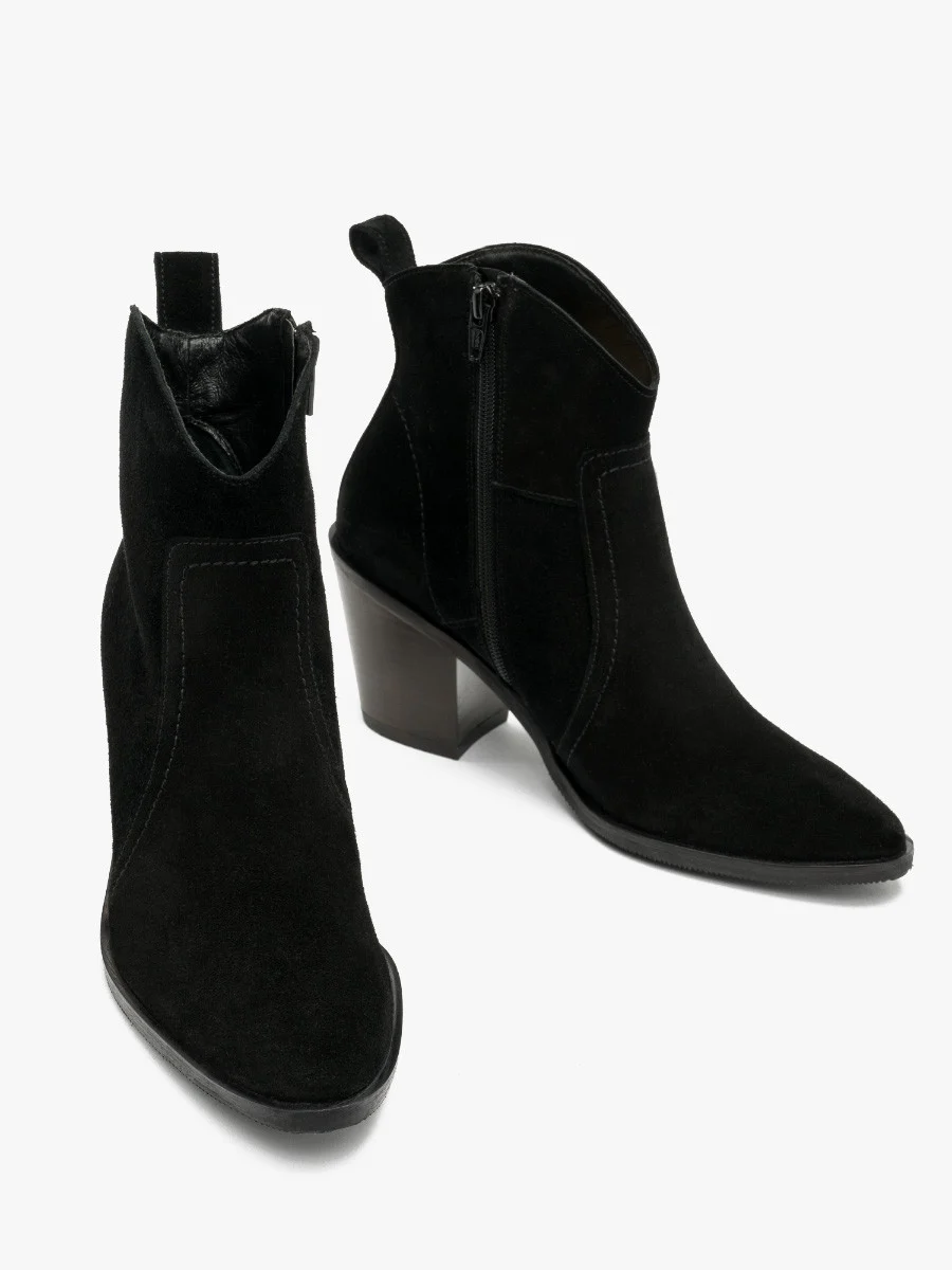 Czarne botki na słupku