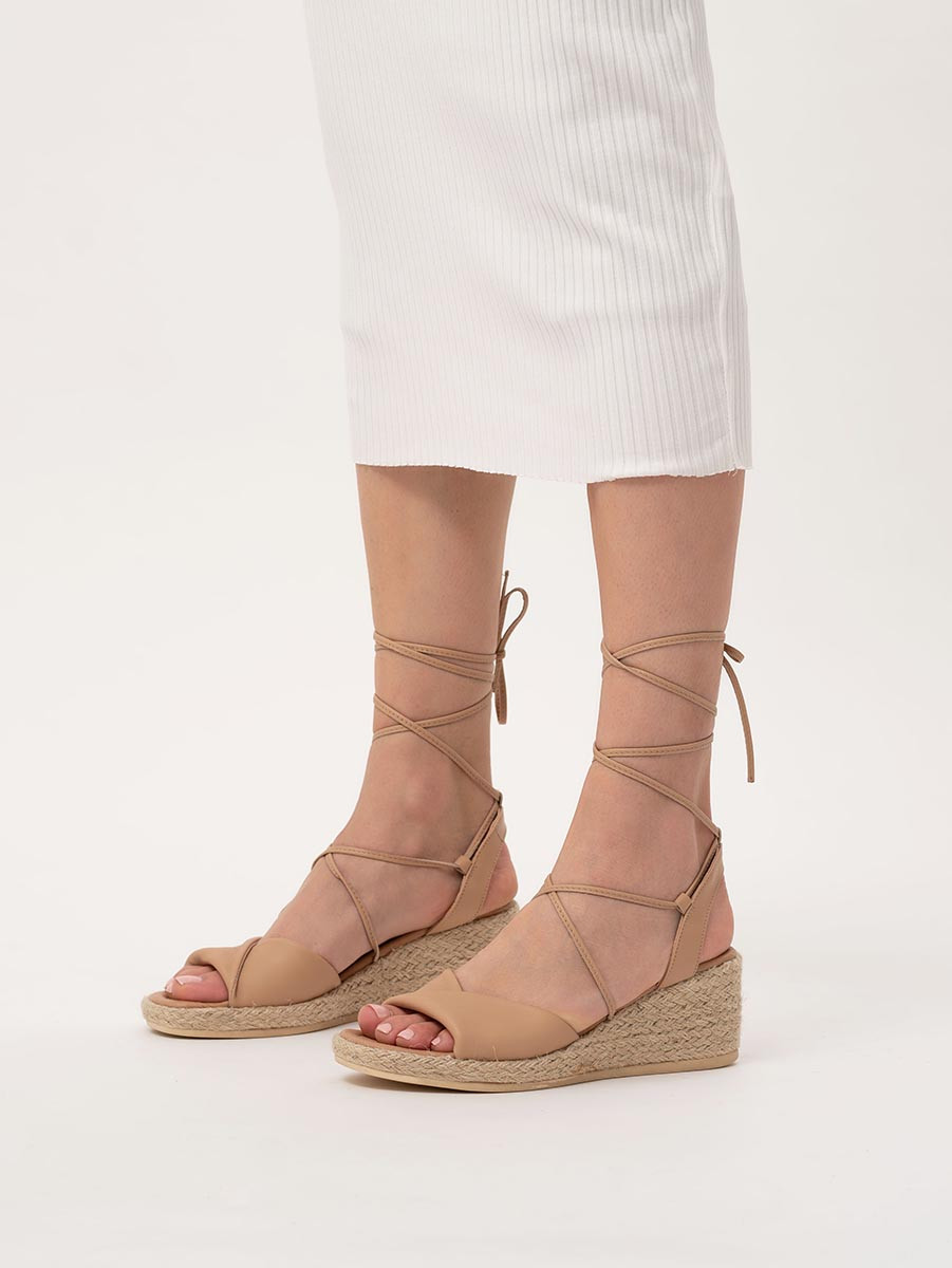 Beżowe sandały na koturnie