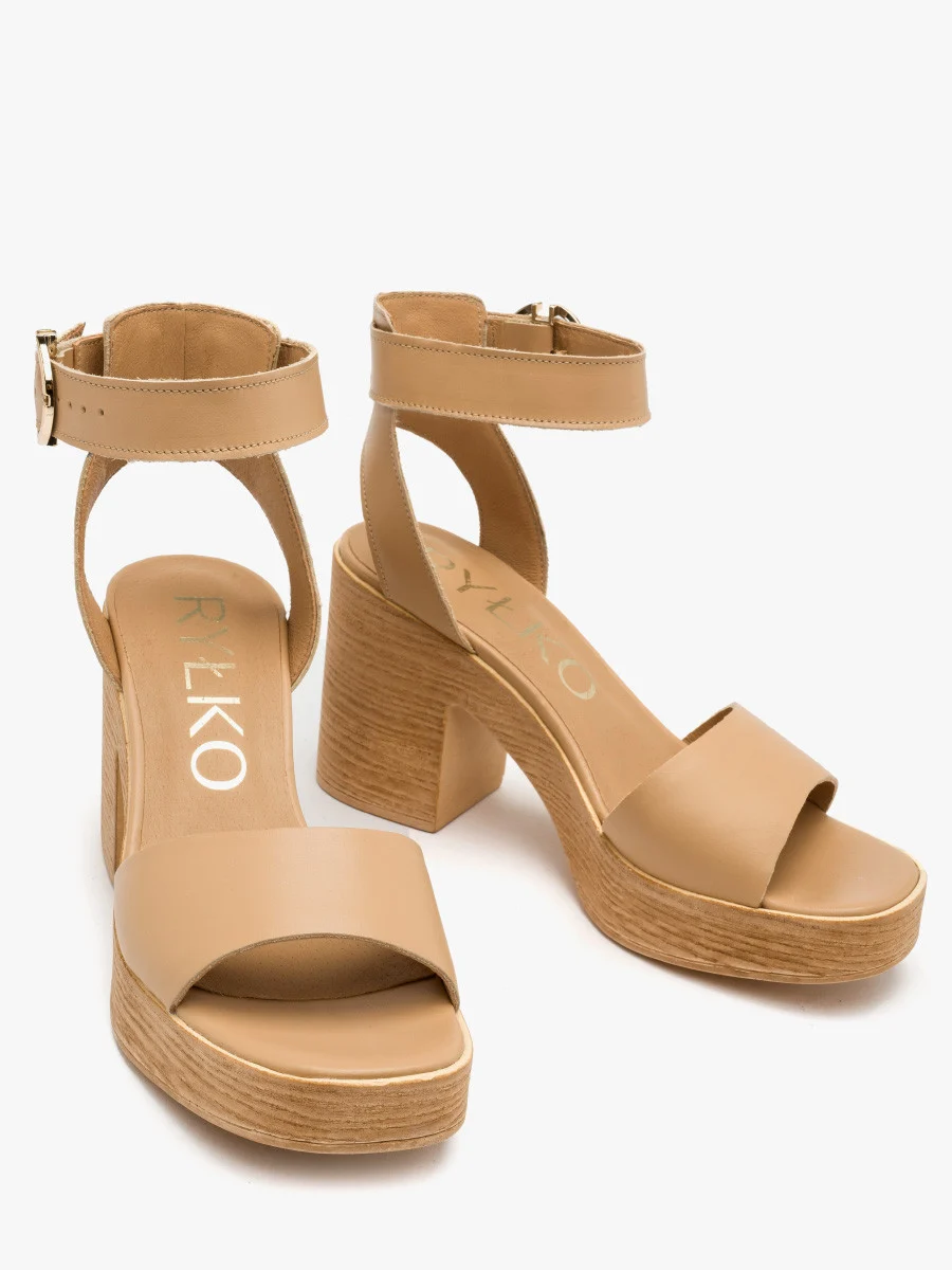 Beżowe sandały na balu